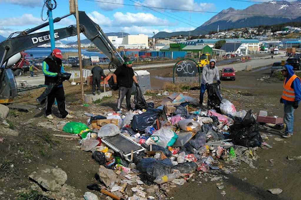 Ushuaia viene realizando tareas de limpieza en varios puntos de la ciudad, para ver una ciudad más limpia y bonita; saneada y sostenible.