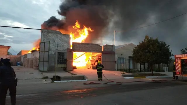 Una fábrica de muebles se incendió en San Carlos