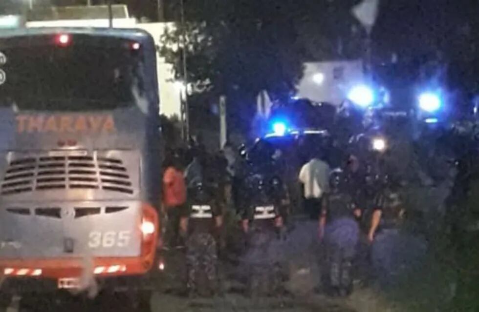 La Policía interceptó varios colectivos, en los que viajaban miembros de La Fiel.