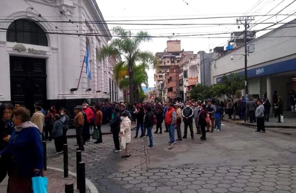 El público esperando en la calle, para entrar al banco, en Jujuy
