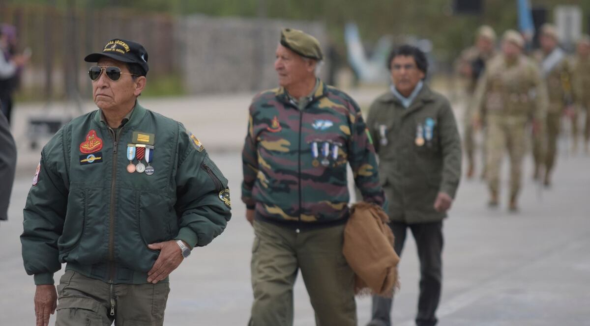 Veteranos de guerra de Malvinas hicieron su paso ante la concurrencia en el desfile por el Día de la Independencia, en Jujuy.