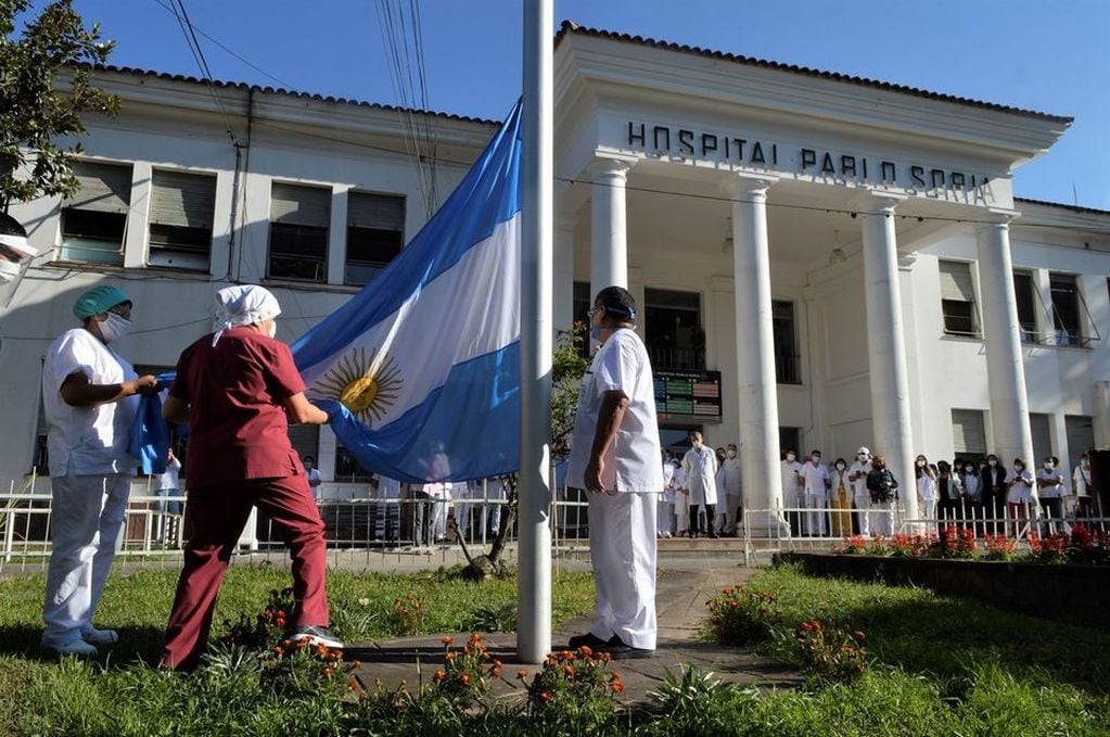 El acto de homenaje a "los trabajadores del equipo de salud caídos durante la pandemia" se realizó el acceso principal del hospital "Pablo Soria".