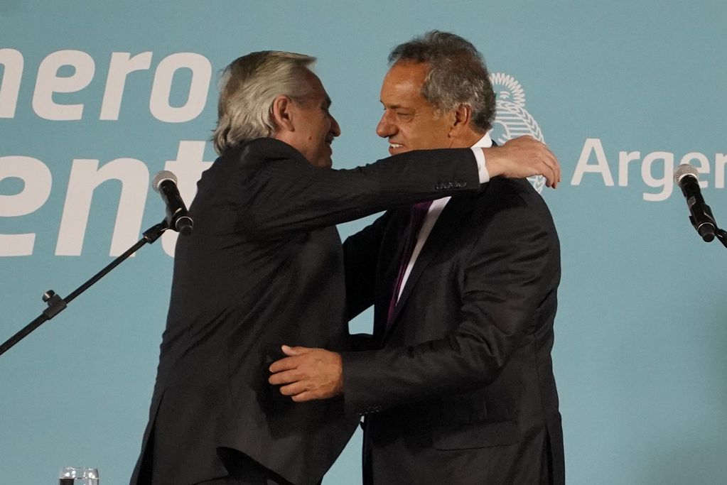 Alberto Fernández cuestionó que Scioli siga como embajador en la gestión de Milei. Foto: Clarín