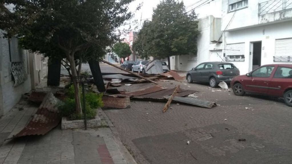 Techos y árboles caídos tras el fuerte temporal de viento. (Facebook)