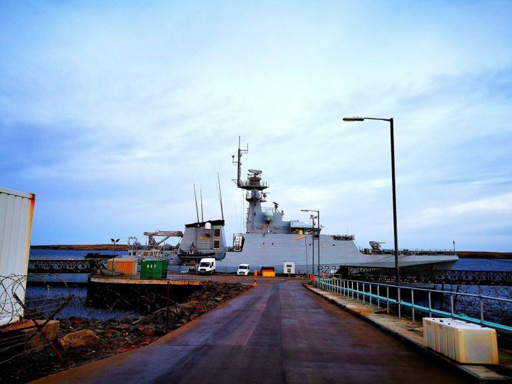 Patrullero Oceánico HMS "FORTH"  amarrado al muelle de Puerto Yegua (Mare Harbour).