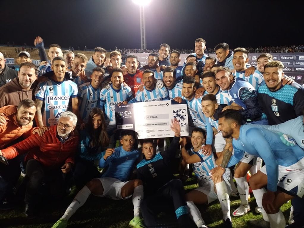 Los jugadores de Racing de Nueva Italia celebran la clasificación a los 16avos de final de la Copa Argentina tras vencer a San Lorenzo. (Prensa Copa Argentina)