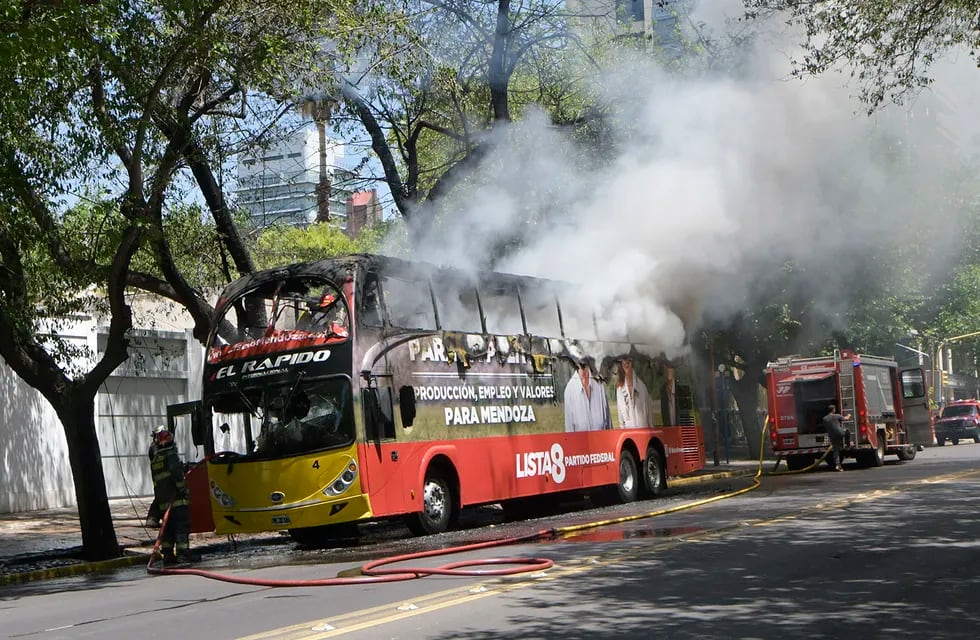 El micro de campaña del Partido Federal quedó destruido tras incendiarse en calle Sarmiento entre 25 de Mayo y Chile. Orlando Pelichotti/Los Andes