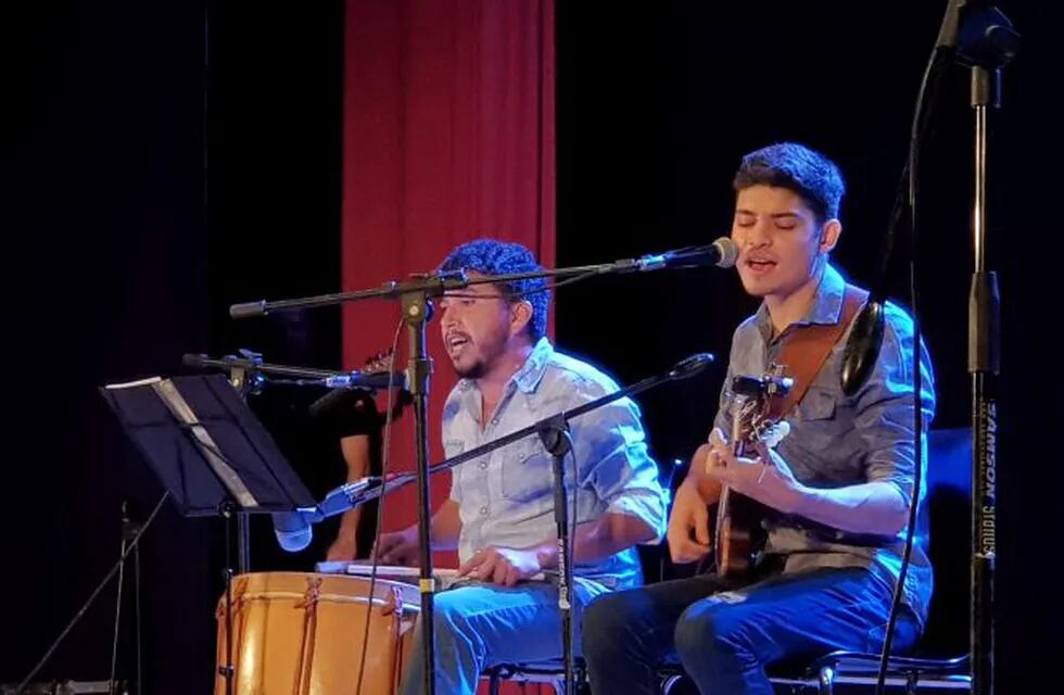 Agustín Olivera y Mario Bulacio, dúo vocal rafaelino que participa del Pre Cosquín (Prensa Municipalidad de Rafaela)