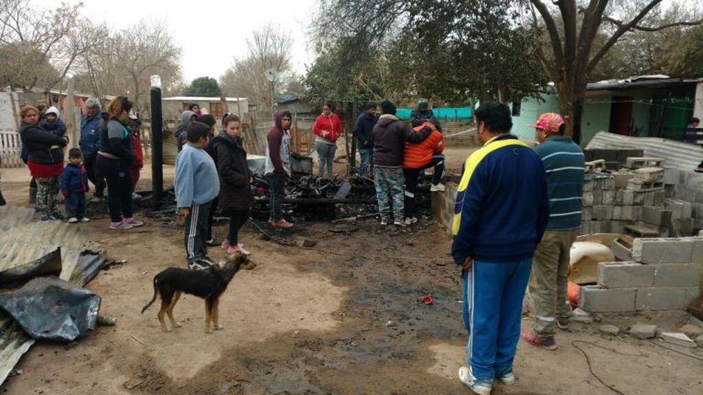 El incendio ocurrió en una vivienda de Villa Los 40 Guasos, en la zona de Ferreyra. Falleció una nena de 9 años y su melliza está muy grave.