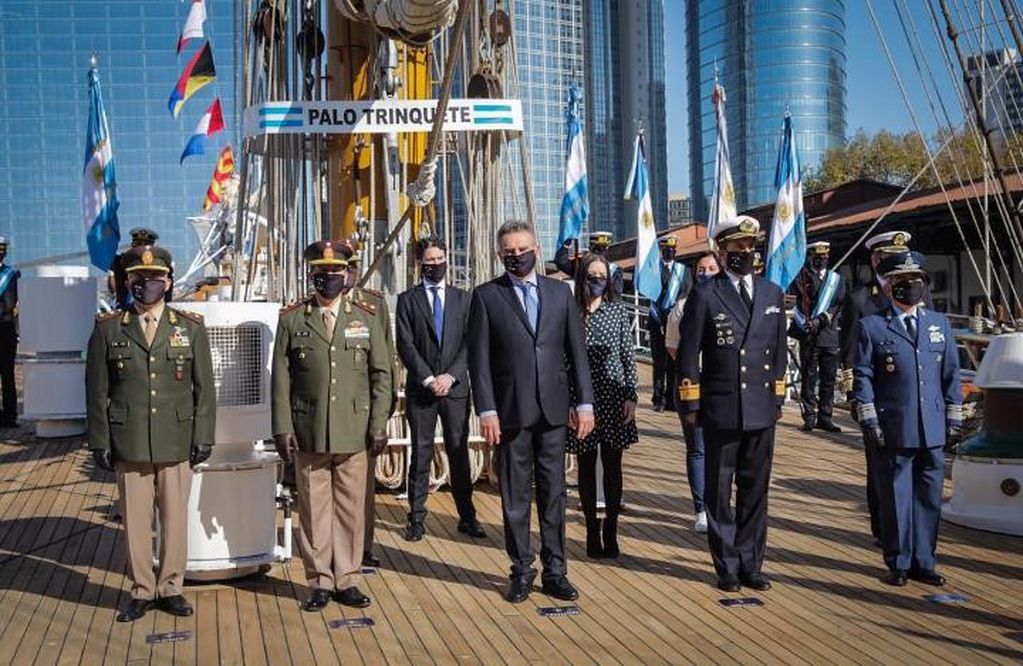 La ceremonia oficial por el Día de la Armada, se realizó a bordo de la Fragata A.R.A "LIBERTAD".