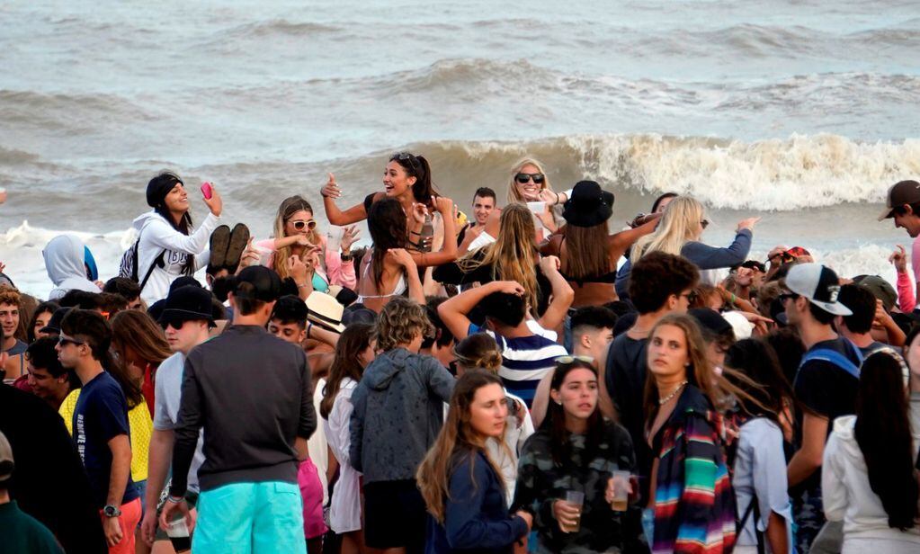 En algunas playas de Pinamar se vieron aglomeraciones de gente joven.