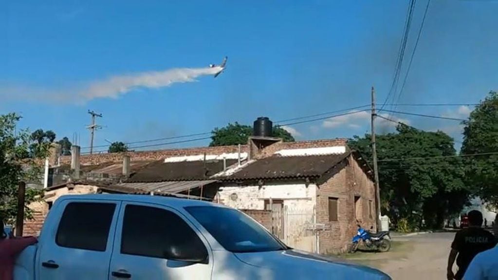 Un avión hidrante también trabajó durante la tarde del miércoles en la lucha contra las llamas en el ingenio La Esperanza.
