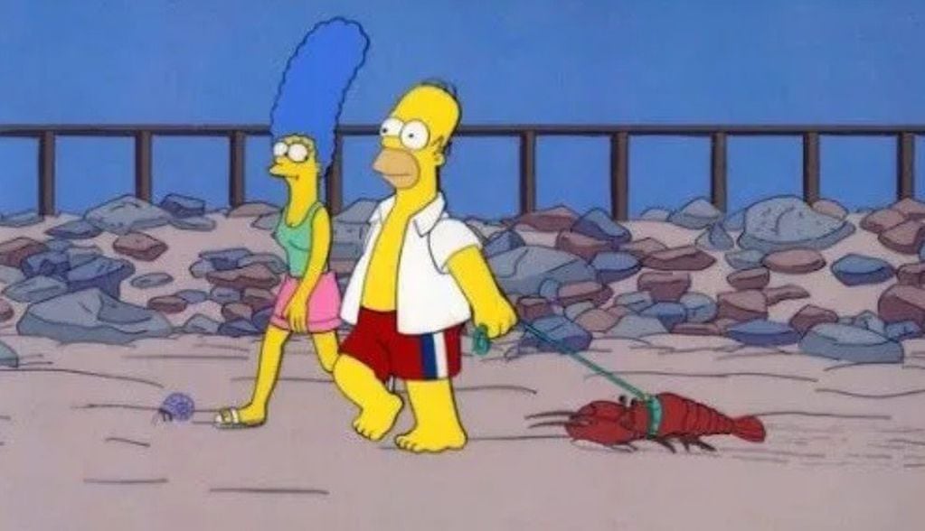 La foto de Homero paseando a su curiosa mascota por la playa. (Foto/Web)