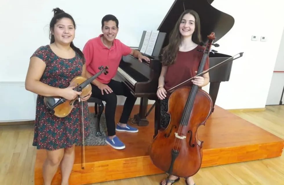 Benjamín Slovadian, Ludmila Graneros, Virginia Perotti, estudiantes de la Escuela Municipal de Música \