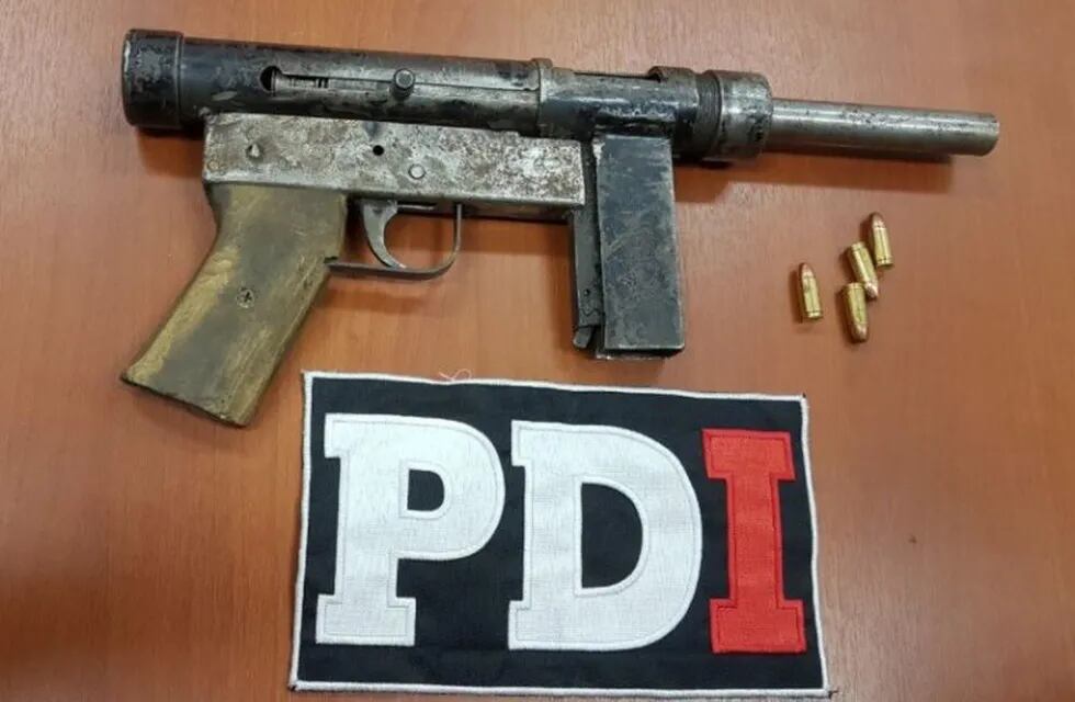 La PDI detuvo a un joven que era requerido por la justicia de Ejecución Penal con una ametralladora casera. (PDI)