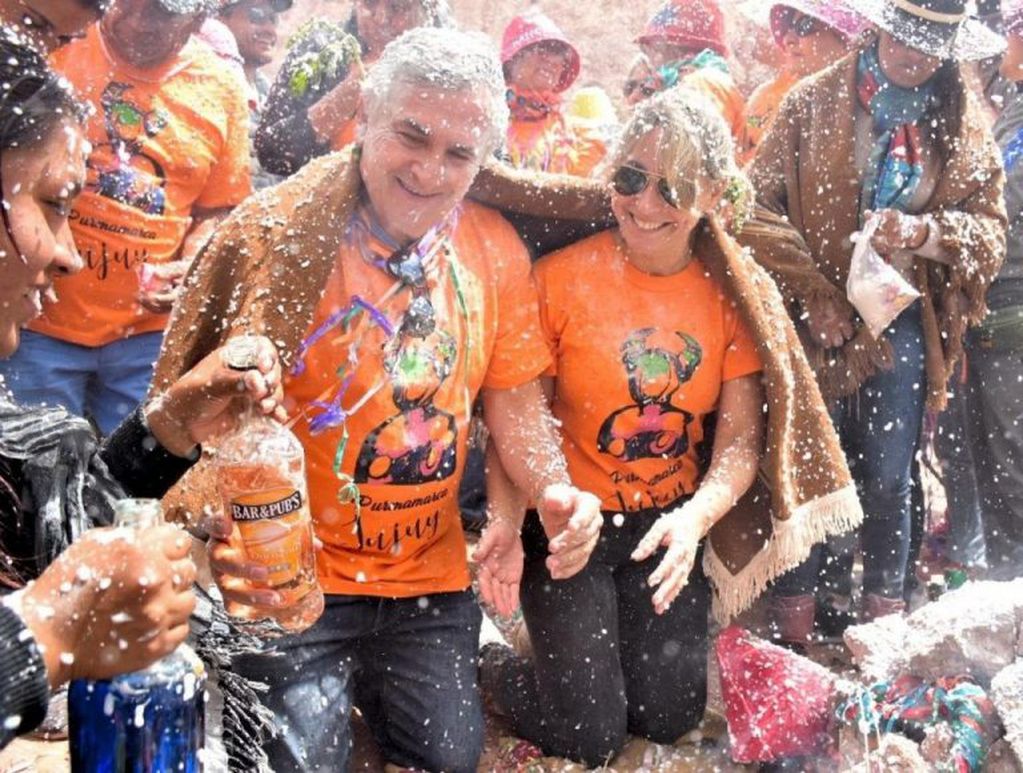 El gobernador Gerardo Morales junto a su esposa Tulia Snopek, en la ceremonia de chaya del mojón y desentierro del carnaval, en Purmamarca.