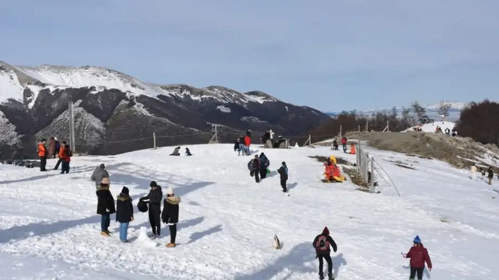 El Cerro Bayo abrió para que las personas disfruten de la nieve.