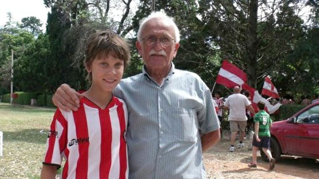 Con la del Pincha que lo vio debutar, Juan Foyth y la pasión por los colores.