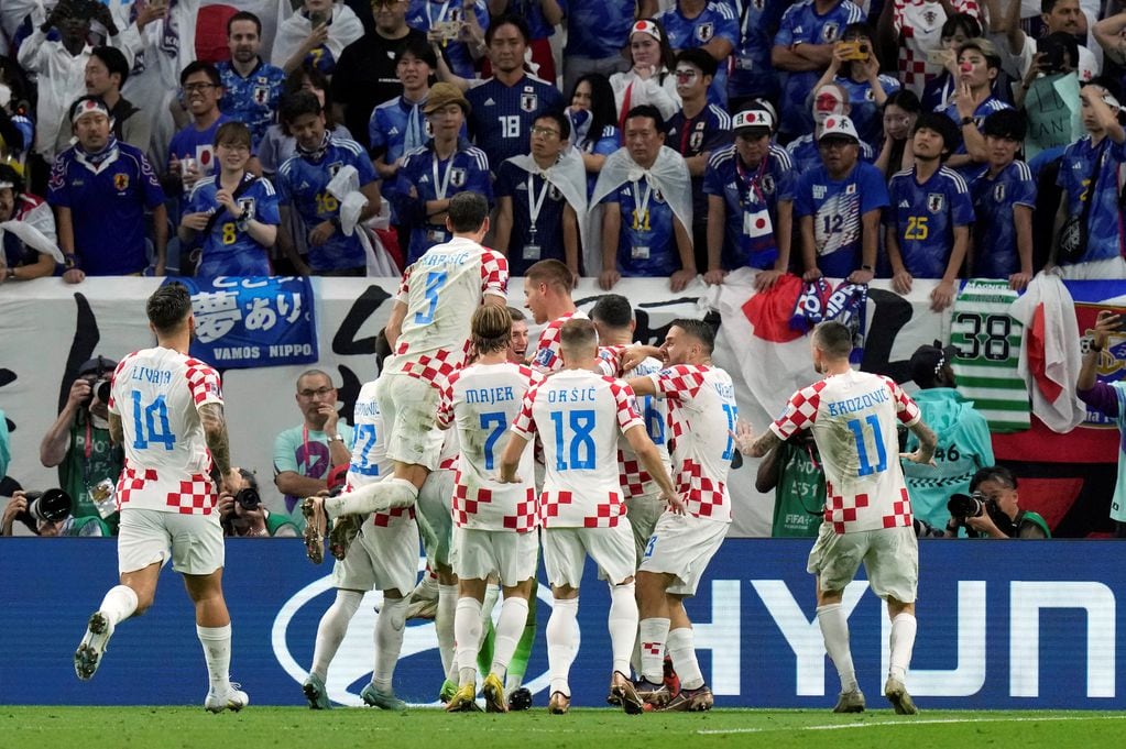 Croacia se impuso por penales ante Japón y se metió entre los ocho mejores del Mundial de Qatar (AP)