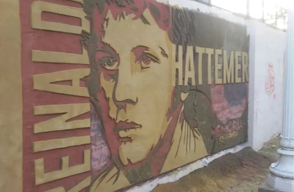 El mural que lo recuerda, en la Plaza Saavedra Lamas (Pellegrini y Magdalena de Lorenzi), a metros de donde desapareció Oscar Hattemer