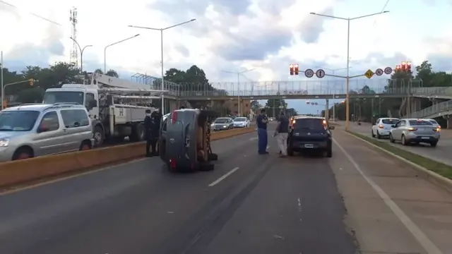 Accidente en Posadas terminó con un vehículo volcado sobre la avenida Tulo Llamosas