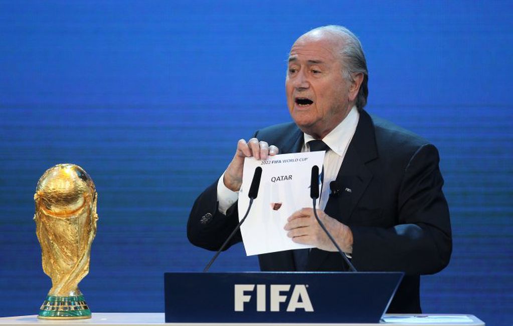 Joseph Blatter, expresidente de la FIFA, abriendo el sobre que reveló a Qatar como organizador del Mundial 2022 (Foto: AFP).