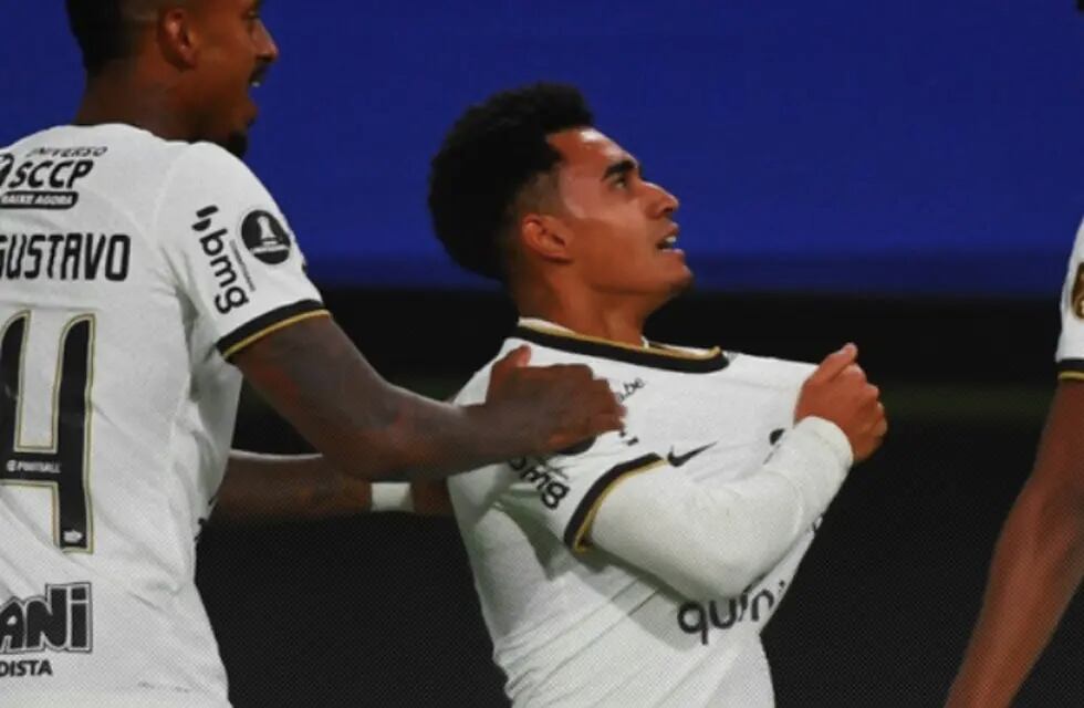 Du Queiroz puso el 1-0 de Corinthians sobre Boca.