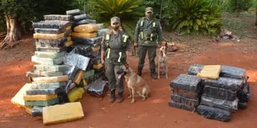 Gendarmería secuestró casi dos mil kilos de marihuana junto a dinero y armas en Caraguatay