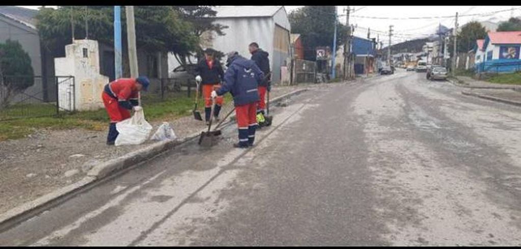 El personal Municipal trabajó en una jornada de limpieza, recolección de residuos voluminosos y corte de pasto en los Barrios San Vicente y la Cantera.
