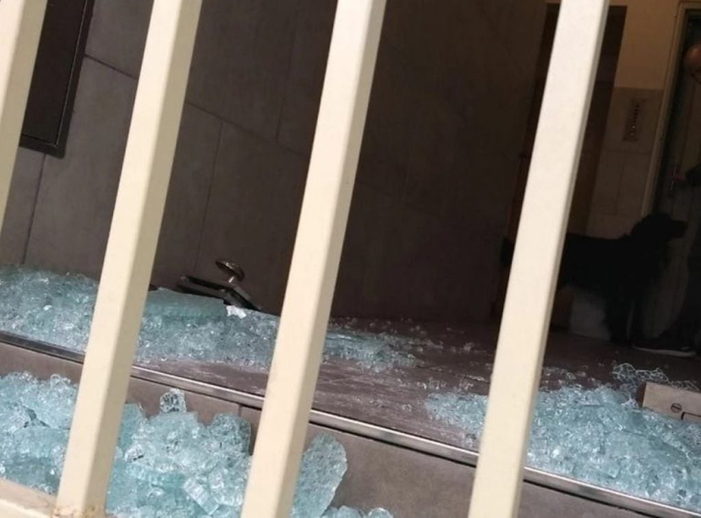 Desconocidos rompieron el vidrio de la puerta de ingreso del edificio de Roca 1960 donde cumple arresto domiciliario Jorge Funes. (Juan José García / El Ciudadano)
