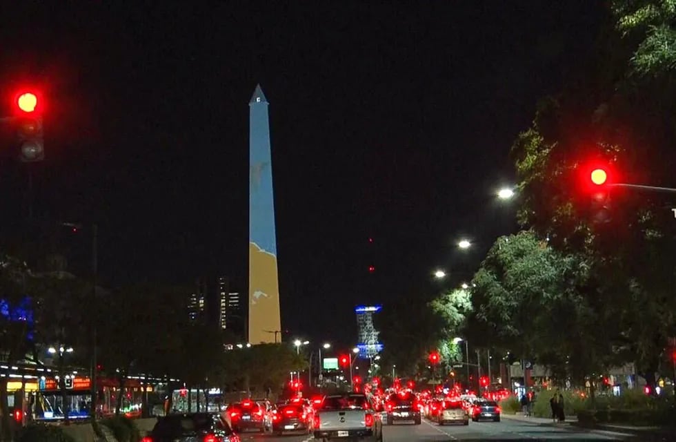 El obelisco se visitó con la bandera de Tierra del Fuego y se proyectó la vigilia en pantalla gigante.
