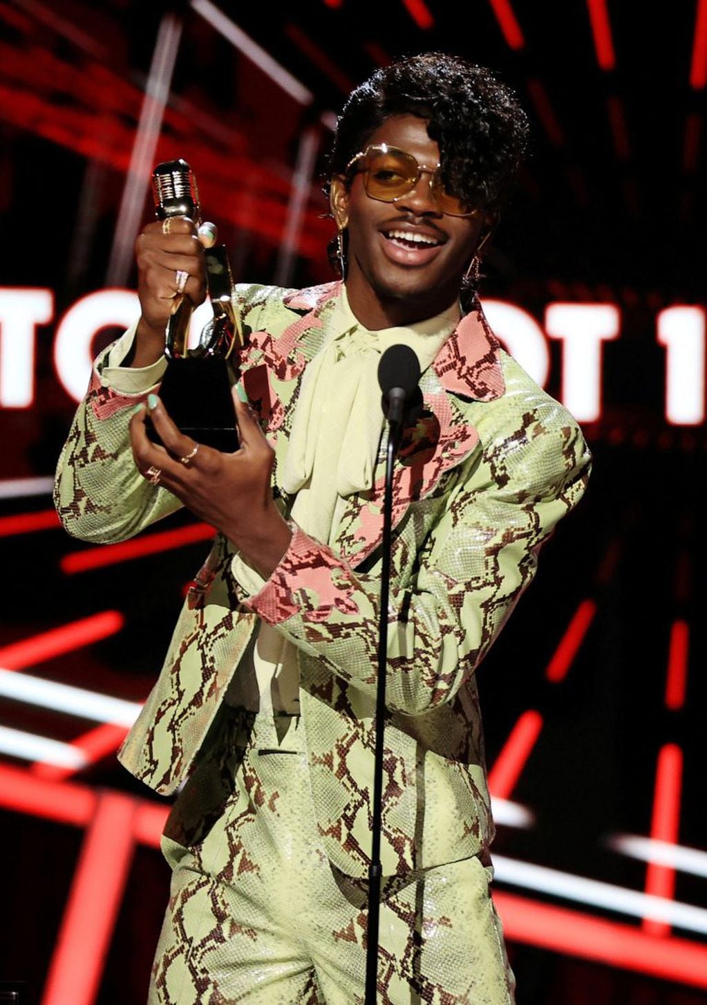 Lil Nas X aceptando su premio 
(Foto:Rich Polk/NBC/REUTERS)