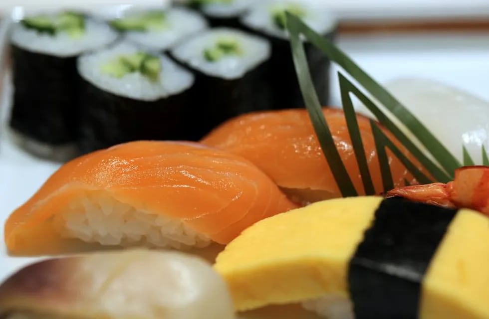 A dish of traditional Edomae sushi sits on display at the  Global Sushi Challenge competition 2015 in Tokyo, Japan, on Wednesday, Sept. 2, 2015. The highest price offered for tuna at the first auction of the year at the Tsukiji fish market averages about 14.5 million yen over the past 10 years, according to the Tokyo Metropolitan Central Wholesale Market website. Photographer: Yuriko Nakao/Bloomberg japon tokio  japon competencia Global Sushi Challenge cocina desafio chefs sushi preparativos sushi