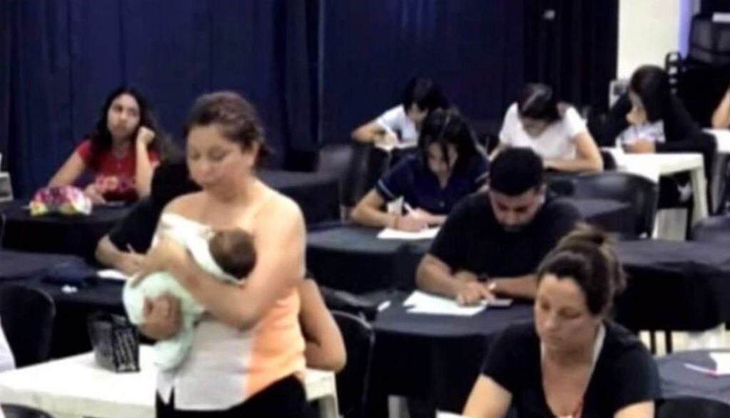 Profesora Griselda Bustamante que sostuvo al bebé de una alumna. (Captura TN)