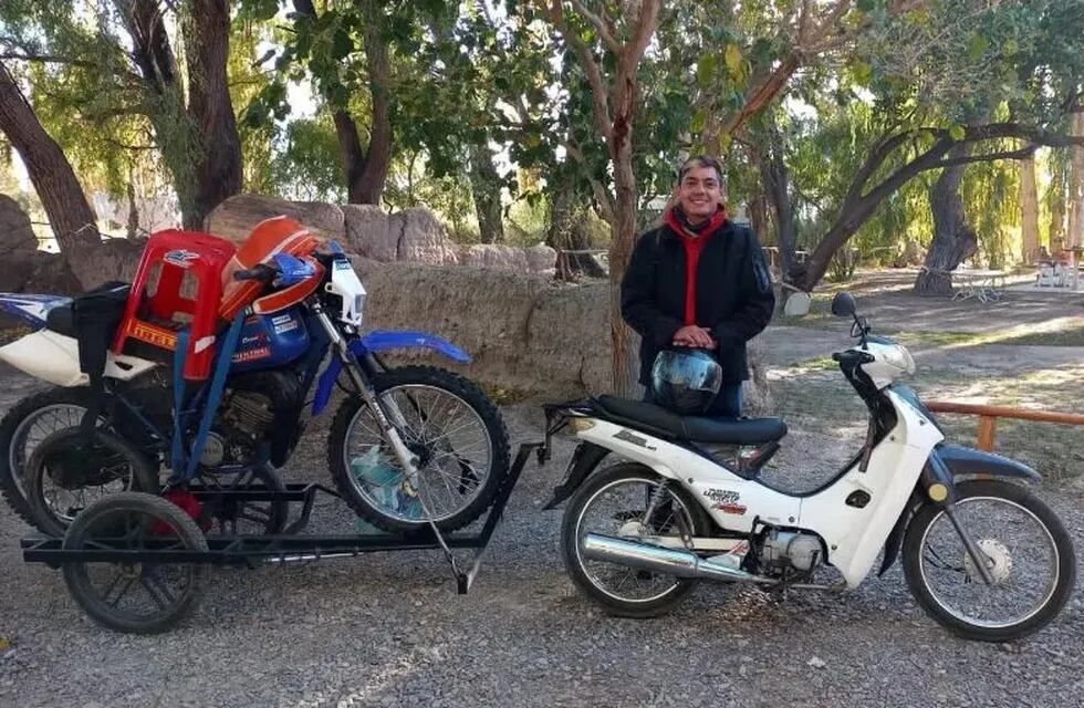 Lisandro Mendonça Nunes cargó su moto de enduro en un carrito transportado por una moto 110cc. Así viajó desde Valle Fértil hasta Rodeo.
