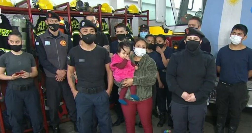 La madre agradeció a la bombera por auxiliar a su beba y confesó entre lágrimas que para ella “ya se había ido”. Foto: Gentileza / El Nacional de Matanza