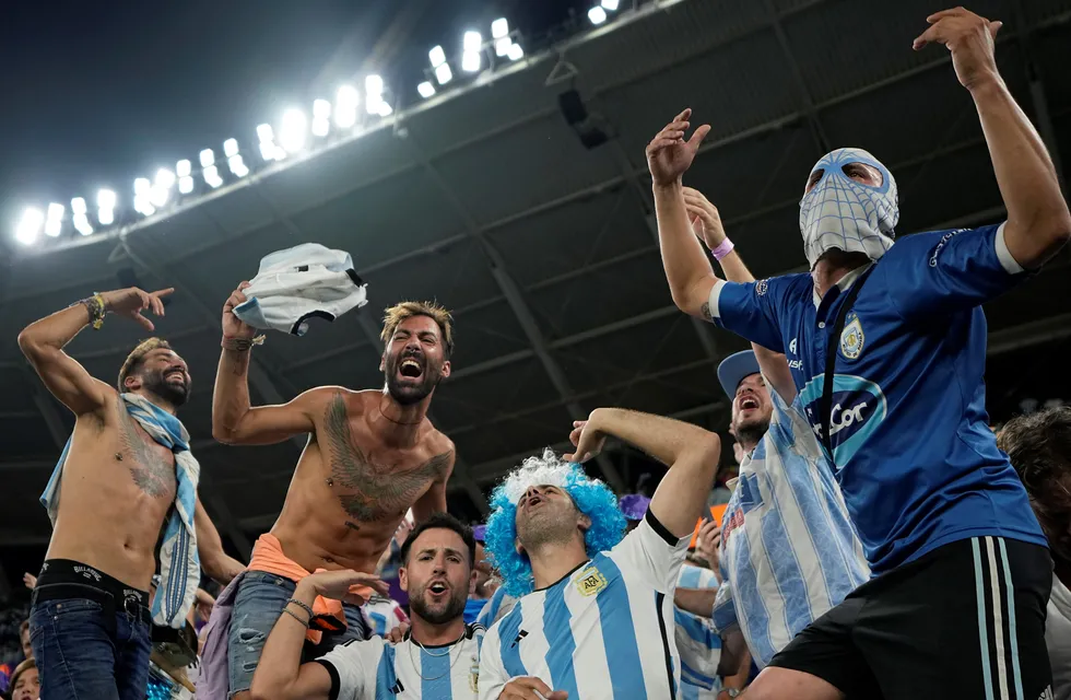 Hinchas de Argentina en el partido ante Australia por el Mundial Qatar 2022. (AP)