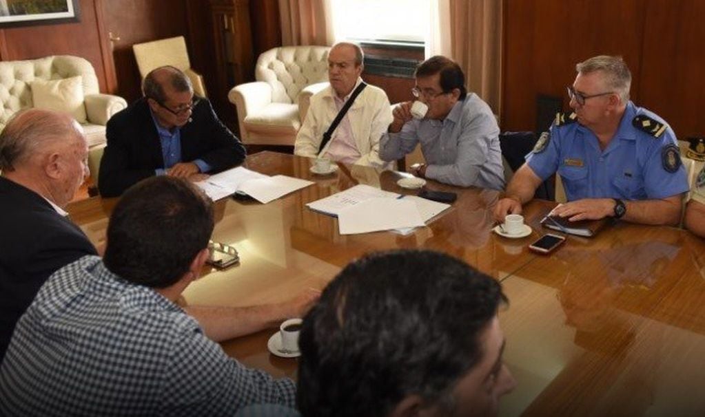 La reunión en Casa de Gobierno estuvo encabezada por el subsecretario de Salud, Oscar Sagás, y el intendente de Rivadavia, Miguel Ángel Ronco.