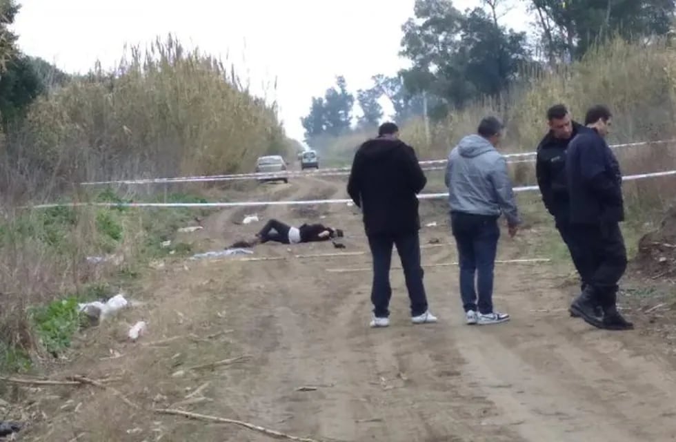 El cadáver de una travesti fue hallado junto a vainas servidas en un camino de Cabín 9. (@PedroLevyOk)