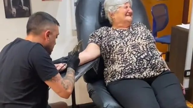 La abuela que se fue a tatuar con sus nietos.