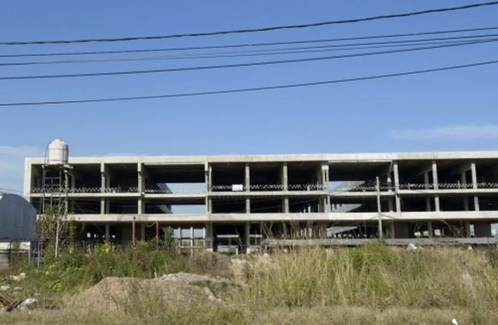El edil criticó las demoras en la culminación de la obra del Hospital Regional.