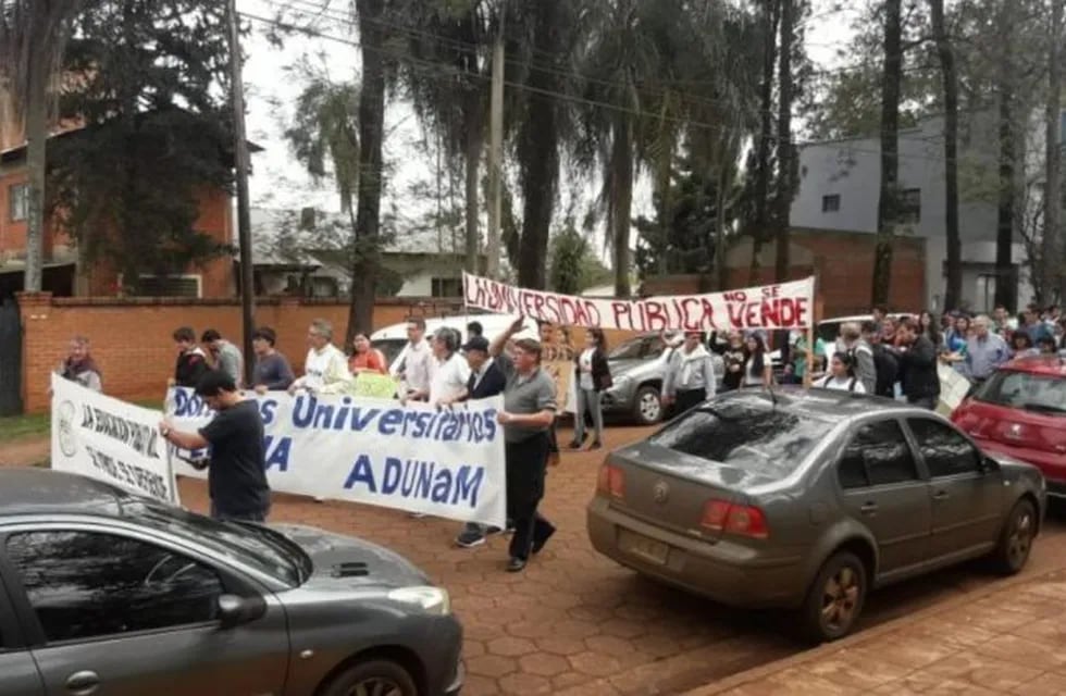 Estudiantes, docentes y egresados de la Facultad de Ciencias Forestales se movilizaron en defensa de la Universidad Nacional de Misiones. (Foto: El Territorio)