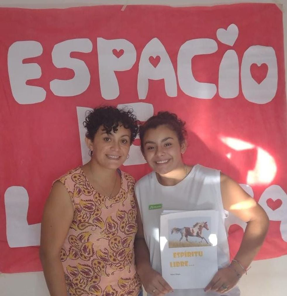 Malena Villegas junto a su mamá. 