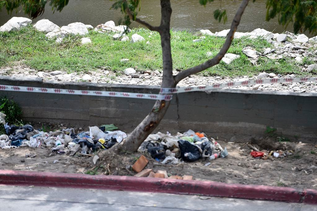 Ropa y calzado en una bolsa de residuos similar a la que tenía el día de la desaparición, en Costanera Sur a la altura del puente Ferroviario, Córdoba. 