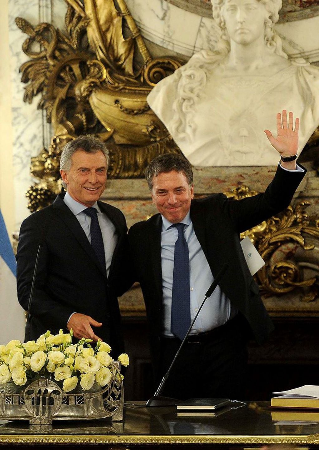 Mauricio Macri y Nicolás Dujovne (Florencia DOWNES / TELAM / AFP)