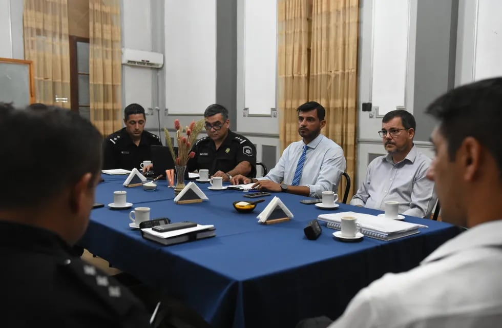 El secretario de Seguridad Pública de la provincia, Marcos Romero, encabezó la reunión del Comando Unificado que se llevó a cabo en la Jefatura de Policía.