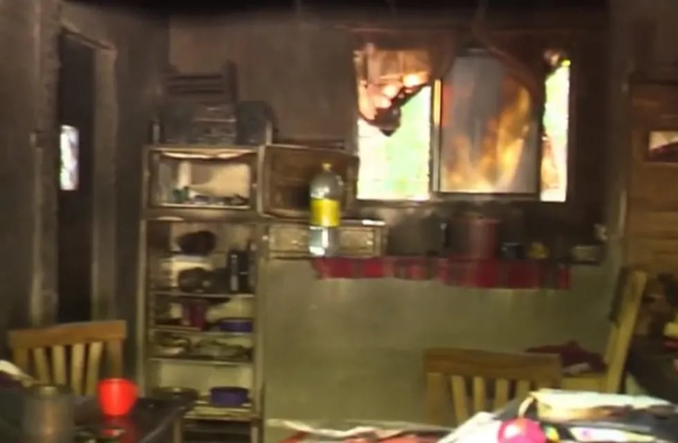 El hombre ingresó mientras la mujer no estaba en la vivienda y la prendió fuego.  (Foto: Captura El Doce)
