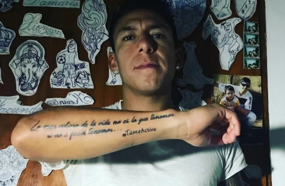 Brian Samriento mostró nuevo tatuaje, pero el mensaje en su brazo contiene un error gramatical. (Instagram)