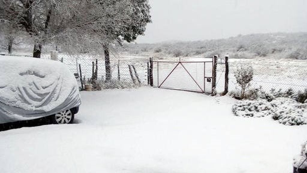 El norte cordobés en San Pedro y Tulumba se vio sorprendido por una intensa nevada este jueves.