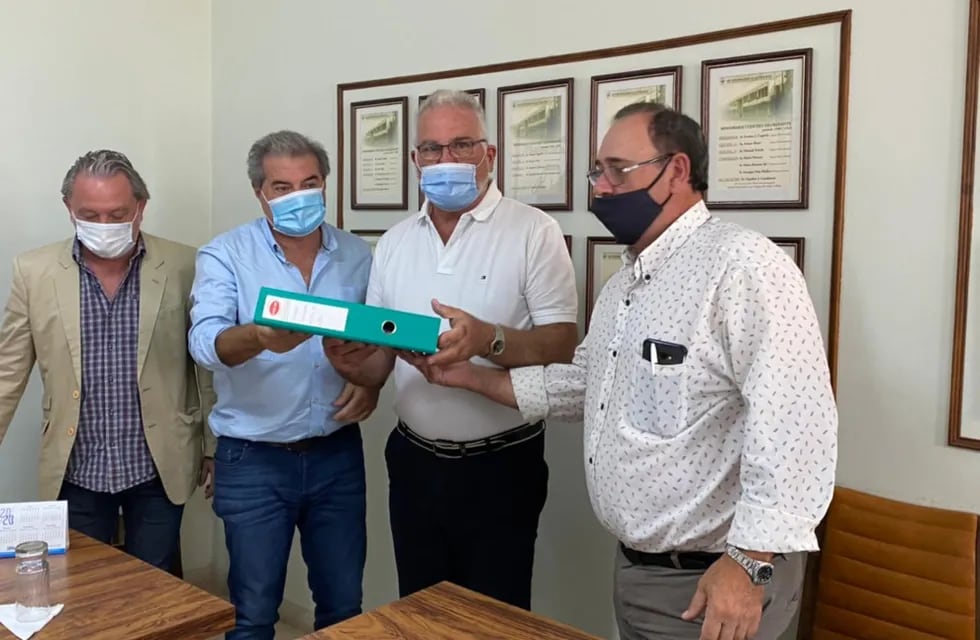 Productores de tres colonias de Morteros, entregan las firmas para la obra de asfalto al ministro Sergio Busso.